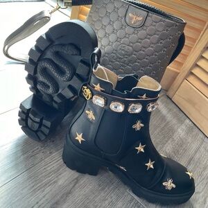 NEW - GUCCI Trip Logo Strap
Chelsea Boots